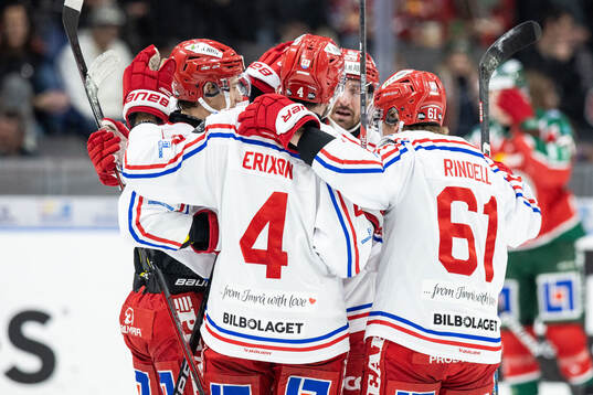 Timrås Robin Alvarez jublar med lagkamrater