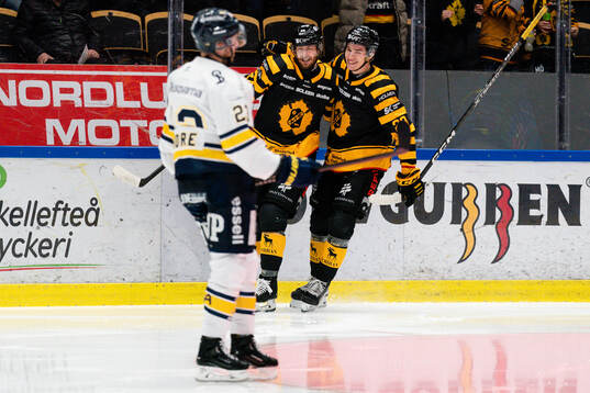 Skellefteås Tom Kühnhackl och Albin Sundsvik jublar