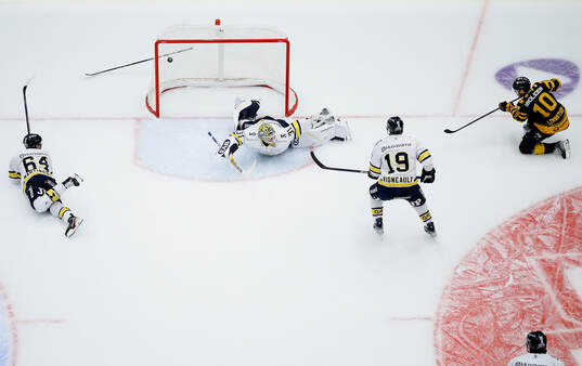 HV71s målvakt Joni Ortio släpper in ett skott från