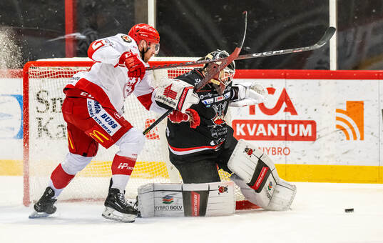 Troja/Ljungbys Carl-Johan Sjögren och Nybros målvakt