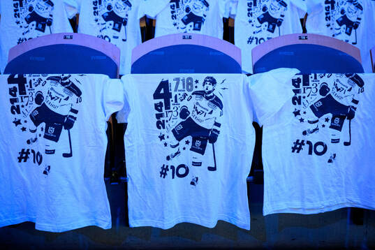 En t-short med Martin Thörnberg på hänger på stolarna i