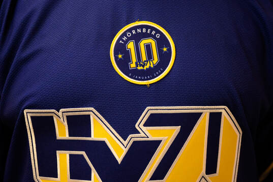 En märke med Martin Thörnberg på en tröja innan