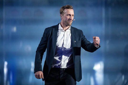 Martin Thörnberg får sin tröja hissad