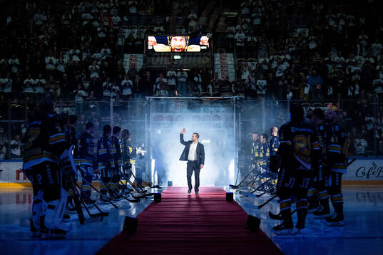 Martin Thörnberg får sin tröja hissad