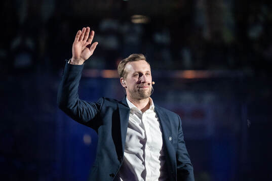 Martin Thörnberg får sin tröja hissad