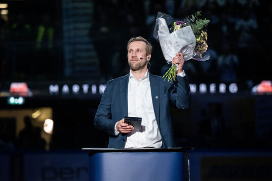 Martin Thörnberg får sin tröja hissad