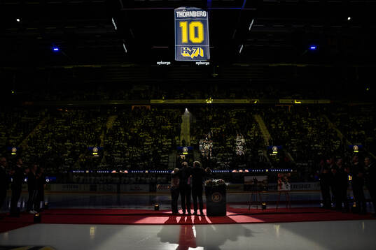 Martin Thörnberg får sin tröja hissad