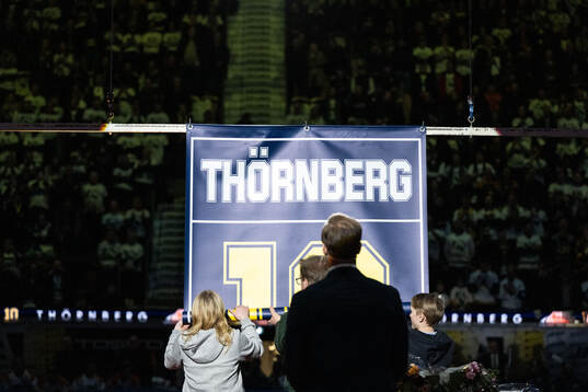 Martin Thörnberg får sin tröja hissad