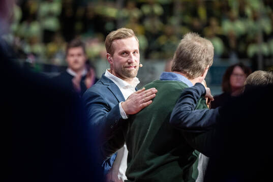 Martin Thörnberg får sin tröja hissad