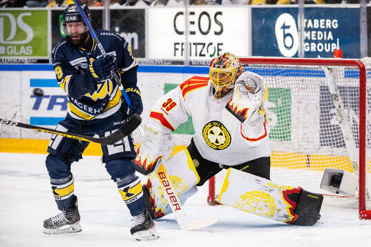 HV71s Taylor Matson framför Brynäs målvakt Anders