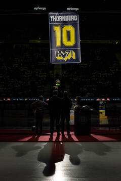 Martin Thörnberg får sin tröja hissad