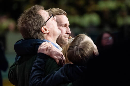 Martin Thörnberg får sin tröja hissad