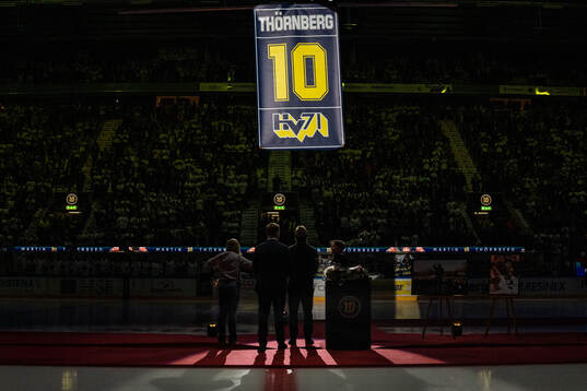 Martin Thörnberg får sin tröja hissad