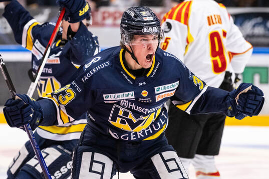 HV71s Måns Lindbäck jublar