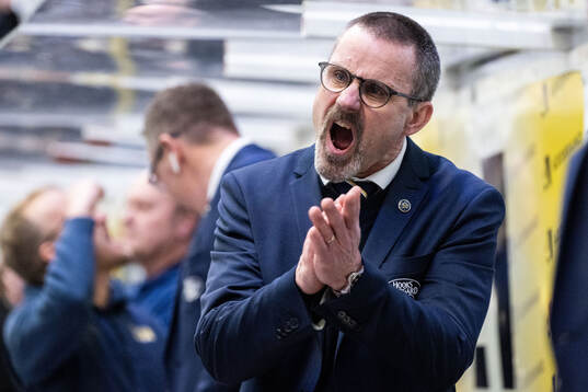 HV71s tränare Tommy Samuelsson jublar