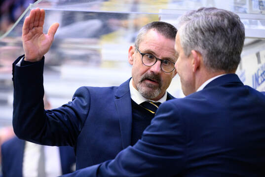 HV71s tränare Tommy Samuelsson jublar