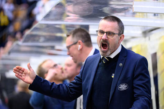 HV71s tränare Tommy Samuelsson jublar