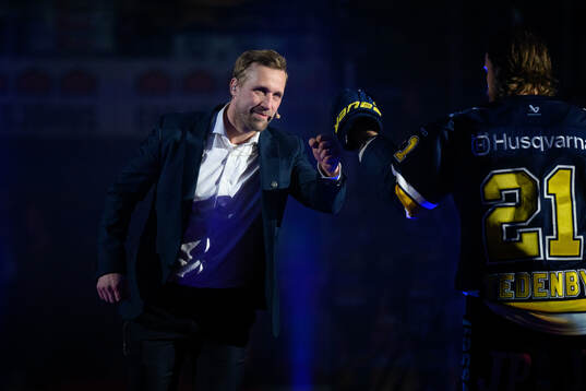 Martin Thörnberg får sin tröja hissad