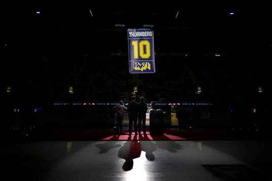 Martin Thörnberg får sin tröja hissad