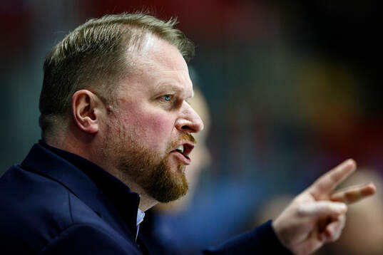 Linköpings tränare Klas Östman reagerar