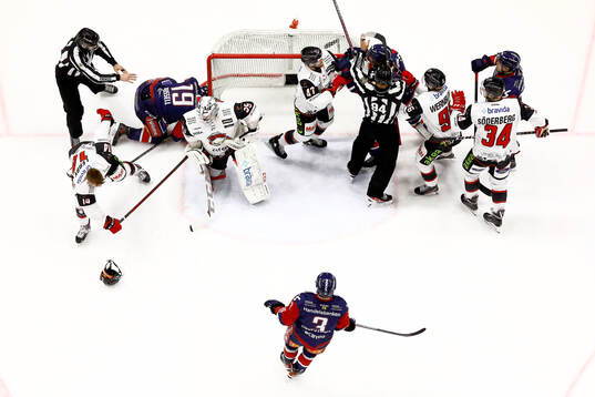 Rörigt framför Malmö Redhawks mål