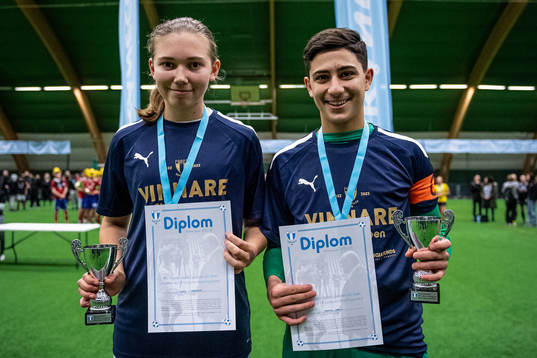 Malmö FF F16s Lydia Liljegren och BK Olympic P16s Ibrahim Khalil poserar för ett porträtt efter att ha mottagit priset som turneringens bästa sextonåriga spelare