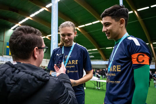 Malmö FF F16s Lydia Liljegren och BK Olympic P16s Ibrahim Khalil intervjuas efter att ha mottagit priset som turneringens bästa sextonåriga spelare