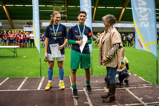 Malmö FF F16s Lydia Liljegren och BK Olympic P16s Ibrahim Khalil tar emot pris för turneringens bästa sextonåringar