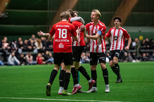 BK Höllviken P16s spelare jublar efter 0-1