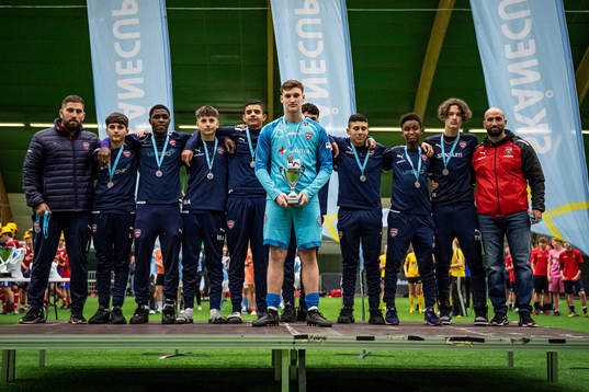 FC Rosengård P15 tar emot pris efter att ha tagit silver i P15