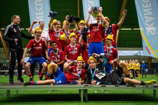 Vellinge IF P Junior tar emot pris efter att ha tagit guld i P Junior