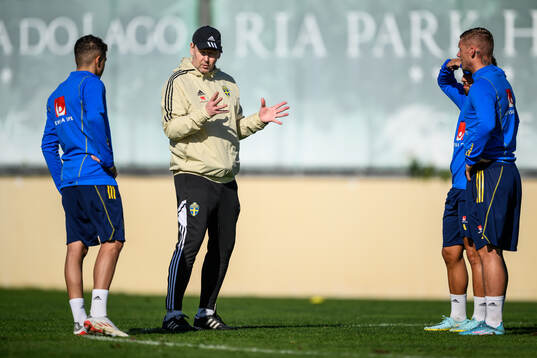 assistant coach Peter Wettergen wirh Yasin Ayari, Moustafa