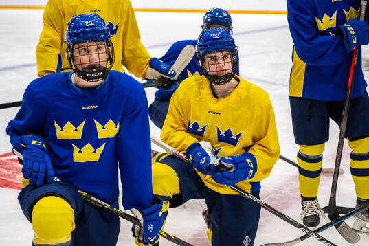 Isabelle Leijonhielm and Sara Lindqvist of Sweden at a