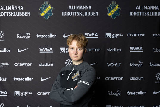 Monica Hagström poserar för porträtt i samband med att hon presenteras som nyförvärv