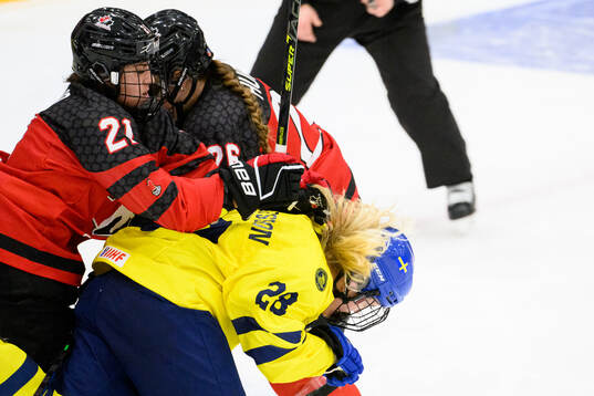 Emma Venusio of Canada and Moa Gustafsson of Sweden