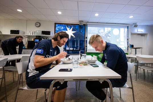 IFK Göteborgs Gustav Svensson och Oscar Wendt äter frukost IFK Göteborgs den 9 januari 2023 i Göteborg. 