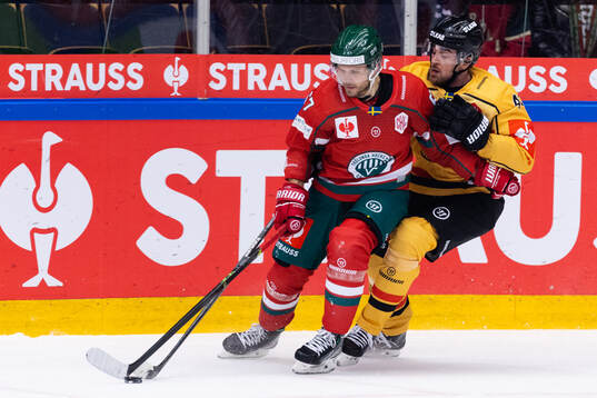Jacob Nilsson of Frölunda  and Jonathan Andersson of Luleå
