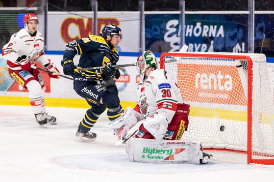 Södertäljes Emil Alba gör 1-0 bakom Modos målvakt