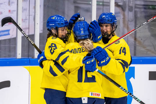 Stina Andersson celebrate with Stella Lindell and Tilde