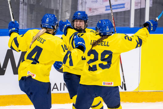 Stina Andersson celebrate with Stella Lindell and Tilde