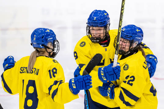 Sara Lindqvist celebrate with Hilda Svensson and Mira