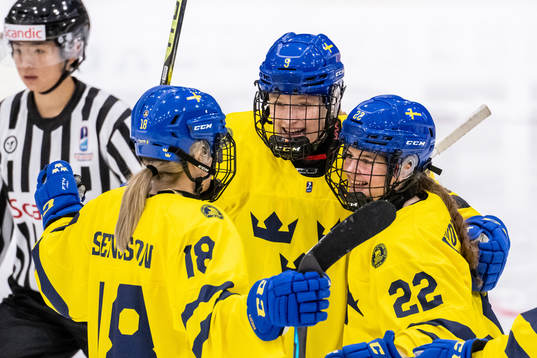 Sara Lindqvist celebrate with Hilda Svensson and Mira