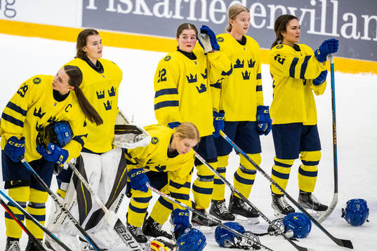Goaltender Felicia Frank, Sara Lindqvist, Emma Rehn of