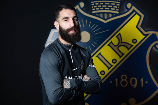 Jimmy Durmaz poserar för porträtt i samband med att han presenterats som nyförvärv
