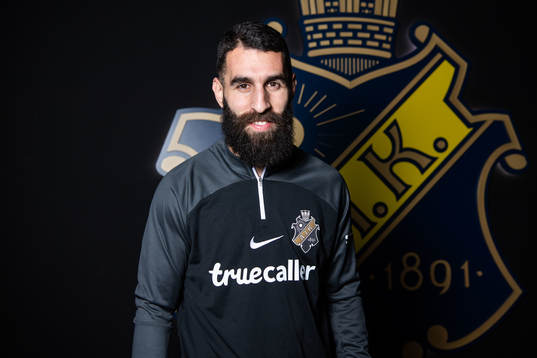 Jimmy Durmaz poserar för porträtt i samband med att han presenterats som nyförvärv