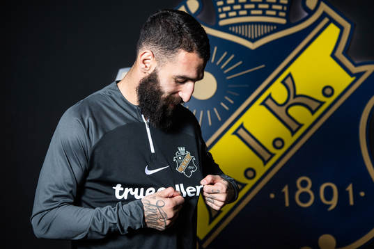 Jimmy Durmaz poserar för porträtt i samband med att han presenterats som nyförvärv