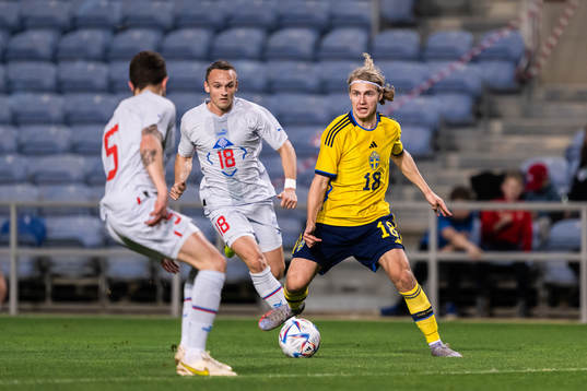 Aron Bjarnason of Iceland och Sebastian Nanasi of Sweden