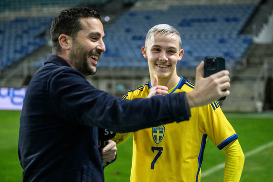 Johan Kücükaslan, SVT, films Jacob Ondrejka of Sweden for SVT's social media after the international friendly football match between Sweden and Iceland on January 12, 2023 in Faro. 
