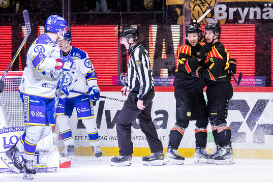 Brynäs Jacob Blomqvist och Nick Olesen jublar