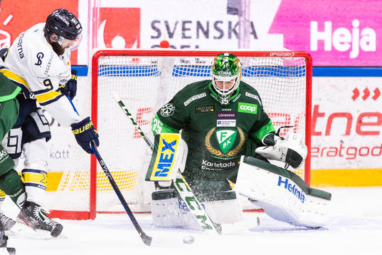 HV71s Taylor Matson oroar mot Färjestads målvakt Dennis
